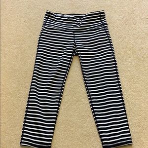 Cropped Athleta black and white striped leggings!